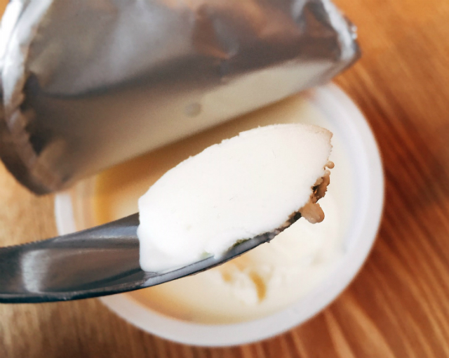 kiriクリームチーズアイスを食べた感想は、濃厚はチーズの風味があるにも関わらずふわっとした口当たりで爽やかなチーズの風味が口いっぱいに広がります。