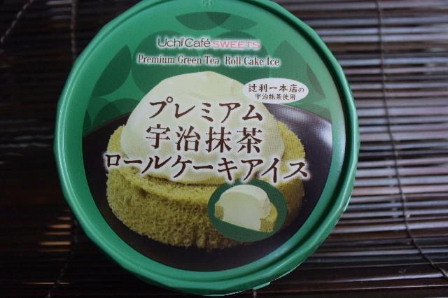 プレミアム宇治抹茶ロールケーキアイスのパッケージは抹茶を表現したグリーンのパッケージ