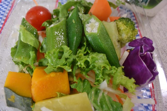 ローソン　ごろっと緑黄色野菜サラダ_わーっ、色どりがキレイ！