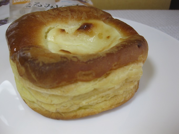 敷島製パン くるみレーズンデニッシュ チーズクリーム_デニッシュは、しっとりとした食感