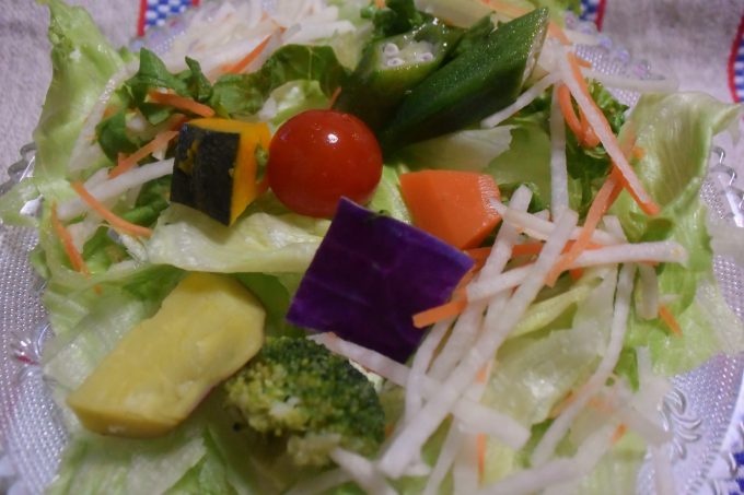 ローソン　ごろっと緑黄色野菜サラダ_冷蔵庫のレタスを追加して、