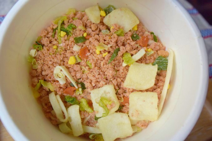 日清食品 日清どん兵衛 明太子クリームうどん_フタを開けると、中身もまたピンク