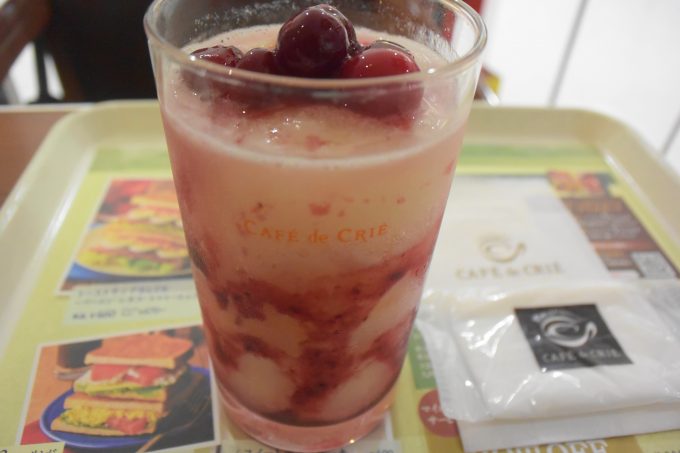 カフェ・ド・クリエプラス 洋梨とリンゴのソルベージュ_真では2層に分かれていて、上が白っぽいクリーム色、下が濃いピンクでした