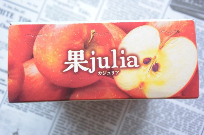 グリコ 果julia（カジュリア）_箱を開ける前に、箱の上部に印刷された美味しそうなリンゴだらけのパッケージ