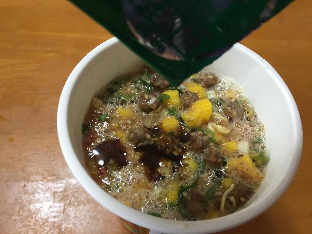 明星食品 明星 大砲ラーメン 黒とんこつ_とんこつスープの香りが食欲をそそります。ピリ辛マー油は真っ黒、焦がしネギのような香ばしい香り