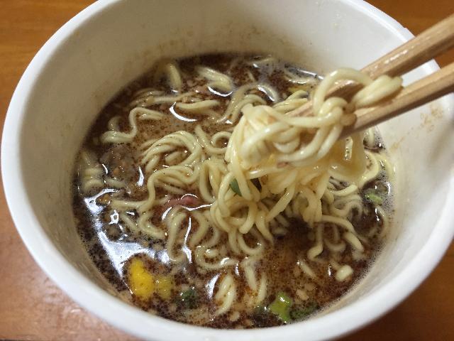 明星食品 明星 大砲ラーメン 黒とんこつ_麺は九州ラーメン独特の細麺、コシもしっかり感じます