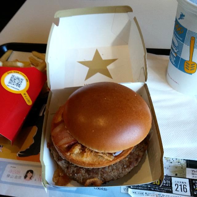  マクドナルド　復刻テキサスバーガー_ジューシーなベーコンと、ふわふわのバンズに甘辛いバーベキューソースがからんで、ウマイ