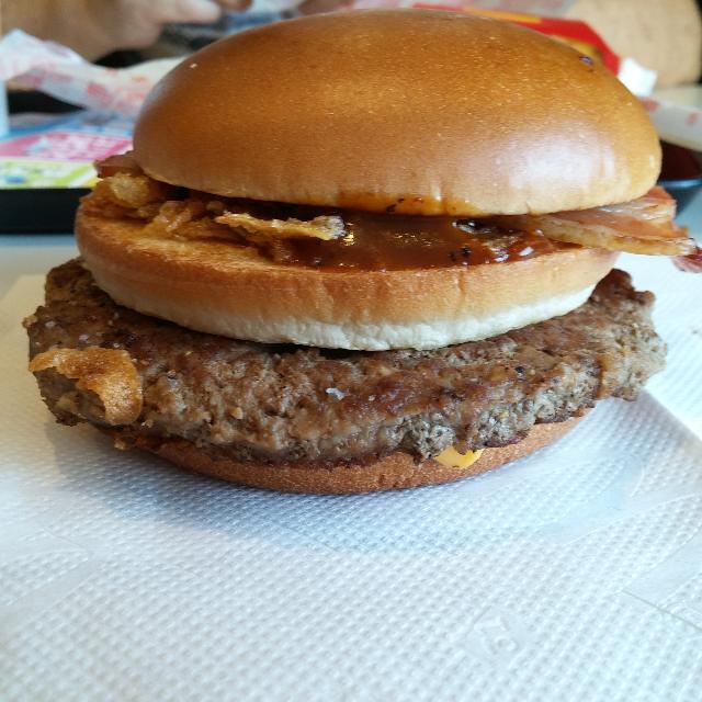  マクドナルド　復刻テキサスバーガー_横から見ると、二つのハンバーガーが合体しているみたい。
