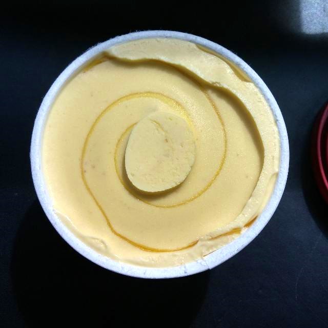ハーゲンダッツ ミニカップ 安納芋のタルト_白いバニラアイスに渦巻き状に入った黄金色の安納芋ソース