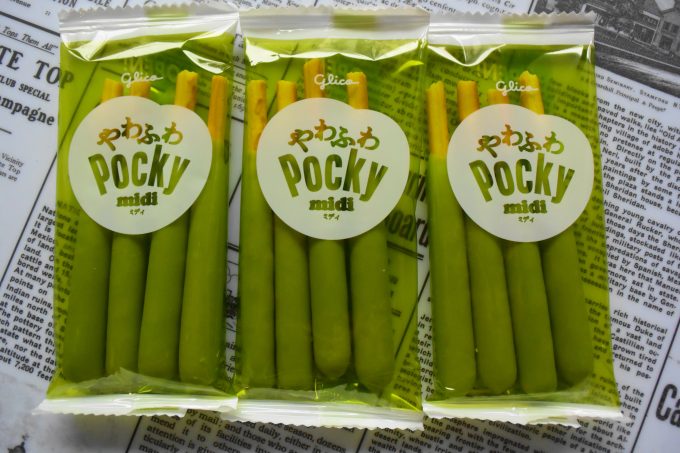 ロッテ ポッキーミディ＜抹茶＞_透明パッケージでお色は抹茶色