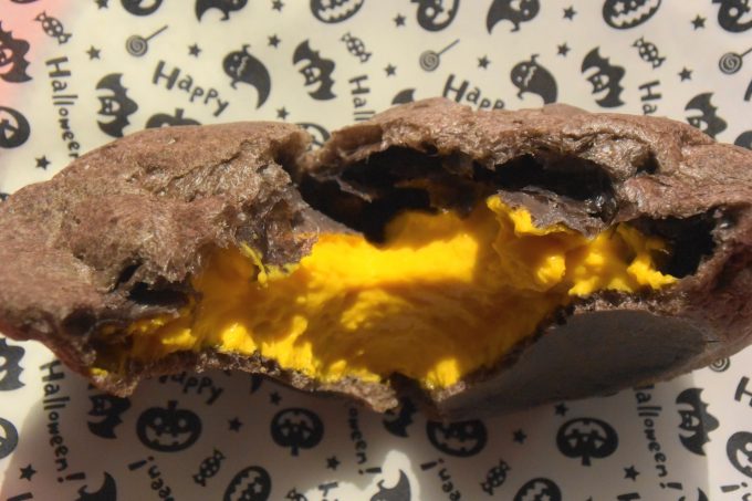 セブンイレブン パンプキンくろしゅー_カスタードクリームの黄色よりも数段濃い黄色