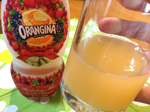 サントリー オランジーナ ホリデーミックスウィズベリー_パッケージに「グラスに注いでゆったりと」と書いてあったので、そのように…色はオレンジではありません