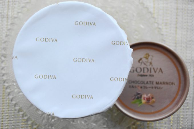 ゴディバ ミルクチョコレートマロン_「GODIVA GODIVA GODIVA」としか書かれていないのに存在感がハンパありません