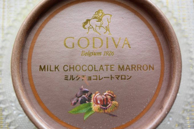 ゴディバ ミルクチョコレートマロン_ゴールドの文字が輝くパッケージにはチョコレートとマロンが描かれています