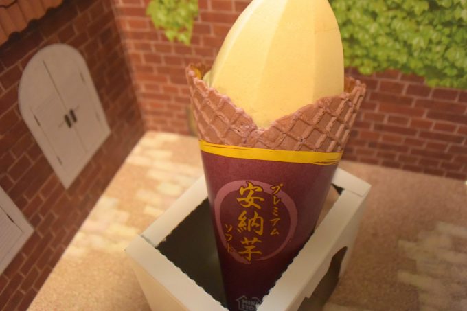 ミニストップ プレミアム安納芋ソフト_ちゃんとコーンが倒れないように設計された台があるんですね。そしてコーンに巻かれた紙もサツマイモ配色でお芋っぽい紫色と濃い黄色です