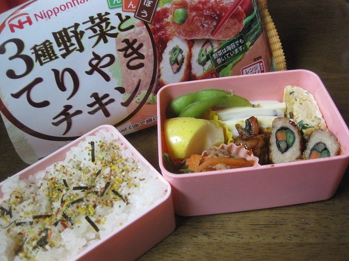 日本ハム 3種野菜とてりやきチキン_彩りのきれいな野菜を包んだてりやきチキン、たれの照りツヤもあり美味しそう～！
