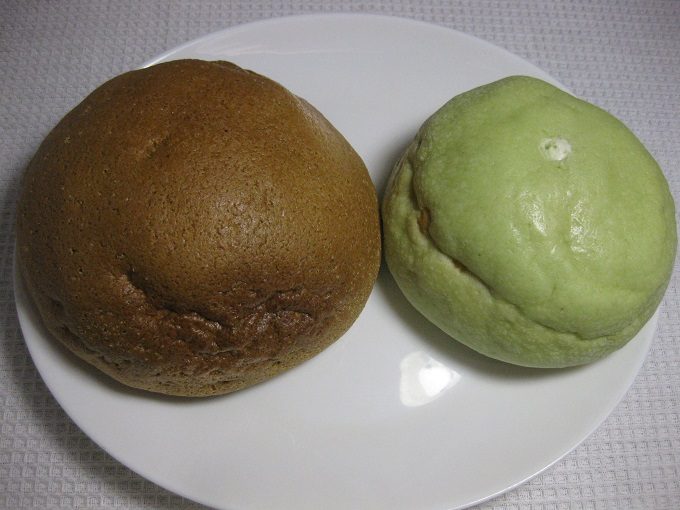 山崎製パン かたいメロンパン＆しっとりメロンパン_お皿に出して見た目の比較