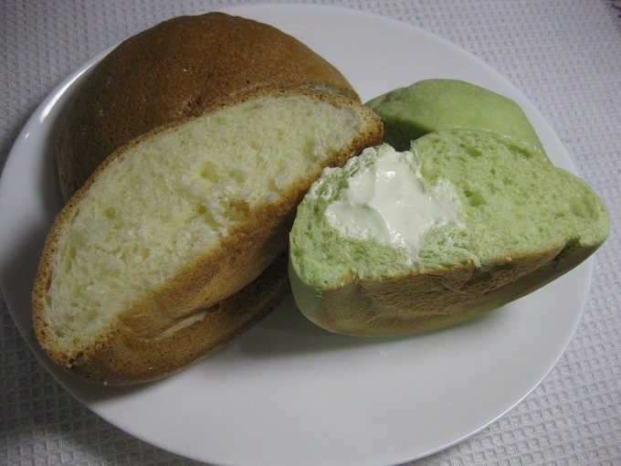 山崎製パン かたいメロンパン＆しっとりメロンパン_「しっとりメロンパン」には真っ白なクリームがたっぷり挟んであります。メロン果肉入りのクリーム、エクセレントな香りが漂ってきま～す