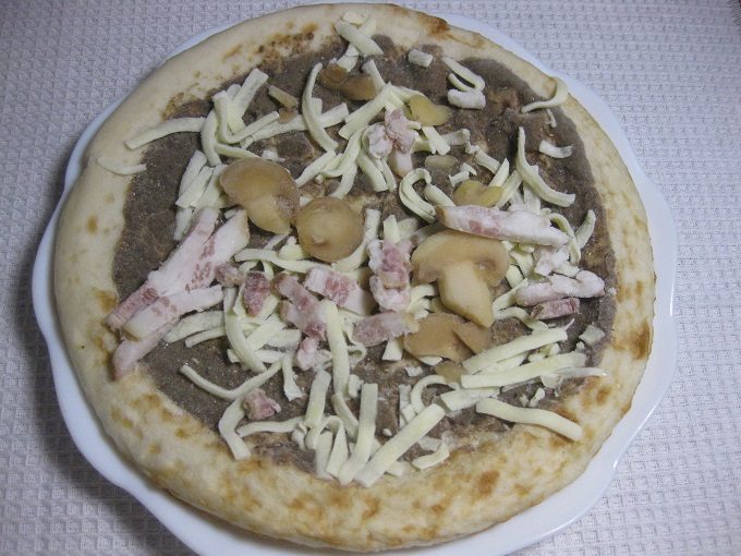 トロナ 本当に旨いピッツァが食べたい。イヘリコ豚のベーコン＆きのこ_直径20センチのお皿と同じくらいのサイズです