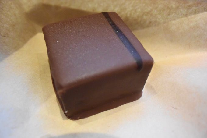ドトールコーヒー ドトールブラウニー_正方形に細い線が縦に1本のみのシンプルな見た目は高級チョコレートそのもの