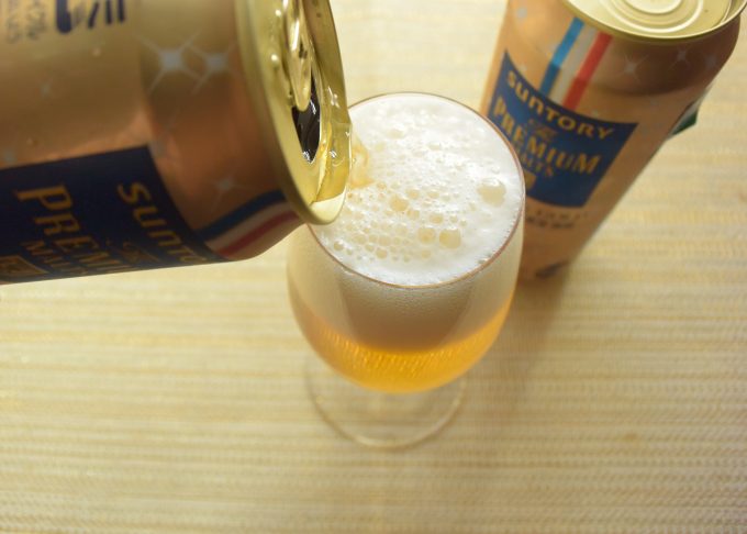 サントリー ザ・プレミアム・モルツ〈スパークリングゴールド〉_ビールは缶から直接飲むよりもグラスに注いだほうが個人的に好みなので、グラスに注ぎます