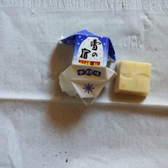 三幸製菓 三幸アソート_「チーズアーモンド」は、クリームイエローのチロルです。開けたとたん、チーズの香りが漂います