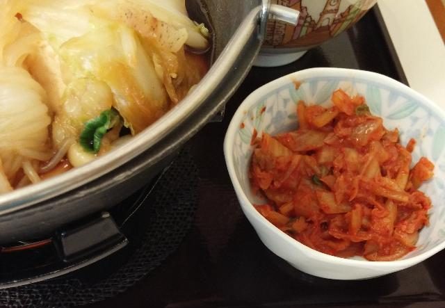 すき家 キムチ牛すき鍋定食_別皿には、キムチと生玉子がついてきます