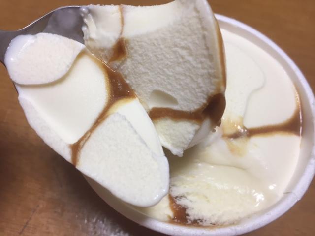 グリコ 牧場しぼり＜生キャラメル＆ミルク＞_アイスクリームに生キャラメルクリームをからめた感じが、贅沢な味わいをかもしだしています。スイーツ感覚で楽しめるアイスとしてとらえています