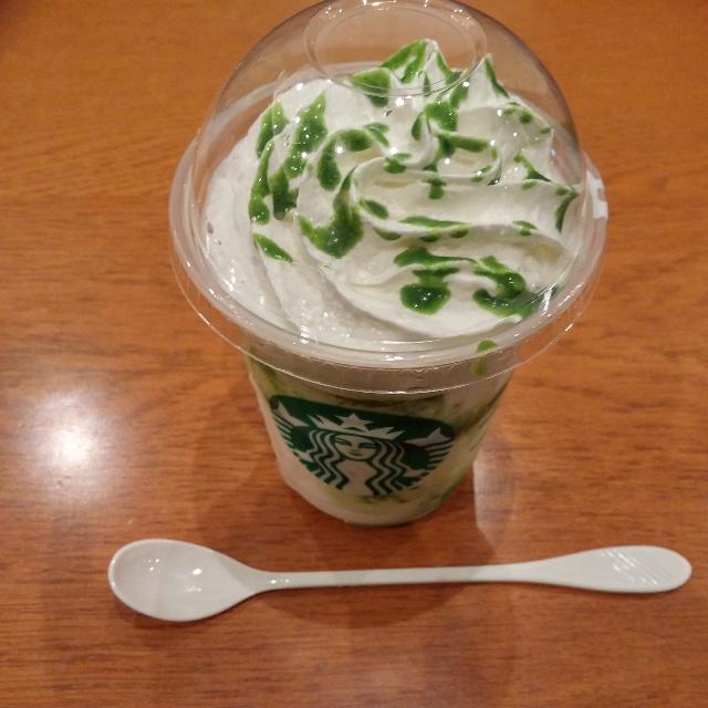 スターバックス 抹茶ホワイトチョコレートフラペチーノ®_白いクリームに抹茶の緑が綺麗です。カップには白いフラペチーノの所々に抹茶緑が混ざりあったコントラストが綺麗です