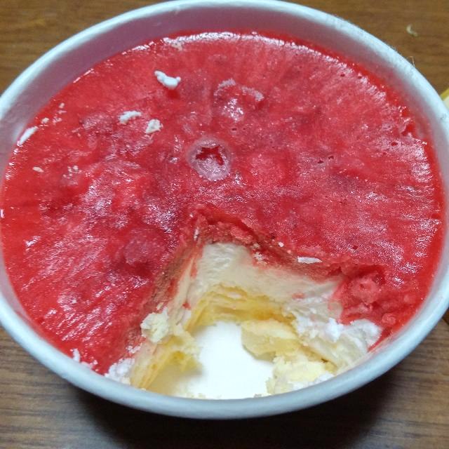 明治 明治エッセルスーパーカップSweet’s 苺ショートケーキ_下の層にはふわっふわの白い生クリーム感がありながら冷たいアイスクリーム。生クリームまんまです