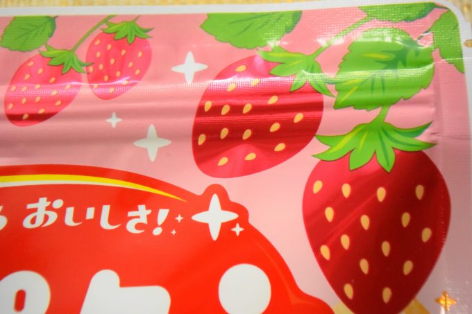 亀田製菓 ハッピーターン しあわせのいちご味_パッケージの右上にも、ミルキーピンクの背景にたわわに実った、い・ち・ご❤