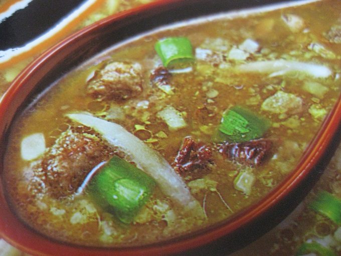 寿がきや 冬季限定 コク味噌ラーメン_レンゲですくったスープの写真には、そぼろのお肉、ネギ、もやし、フライドオニオンが入っています