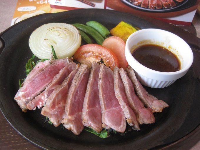 ガスト やわらか牛赤身ステーキ～淡路島産玉ねぎのグリル添え～_提供されたお料理、色鮮やかでなんて美味しそうなんでしょう