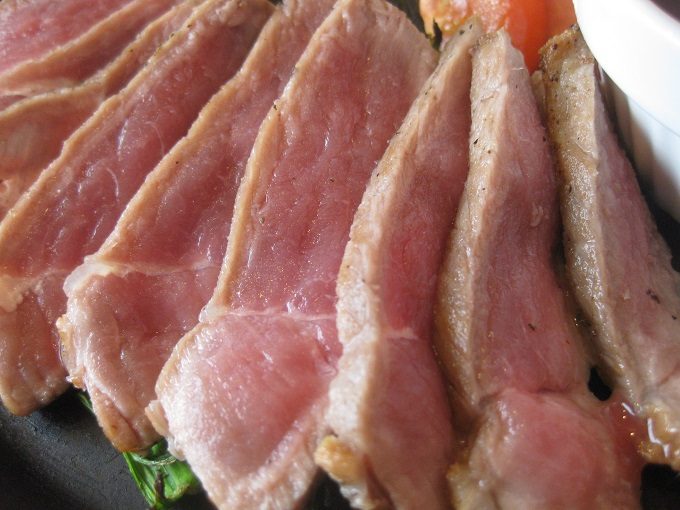 ガスト やわらか牛赤身ステーキ～淡路島産玉ねぎのグリル添え～_メインのステーキをズーム