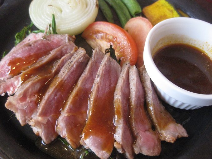 ガスト やわらか牛赤身ステーキ～淡路島産玉ねぎのグリル添え～_。厚くも薄くもないカットで食べやすいですよ。上質なお肉本来の味を満喫できる、そんな印象を受けます