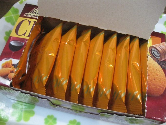 森永クッキー チーズ＆ペッパーサブレ_10枚入りの個包装です