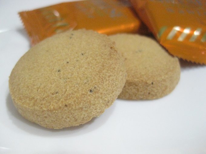 森永クッキー チーズ＆ペッパーサブレ_まんまるクッキーは、個包装から出すなり、チーズの芳醇な香りがプンプンします