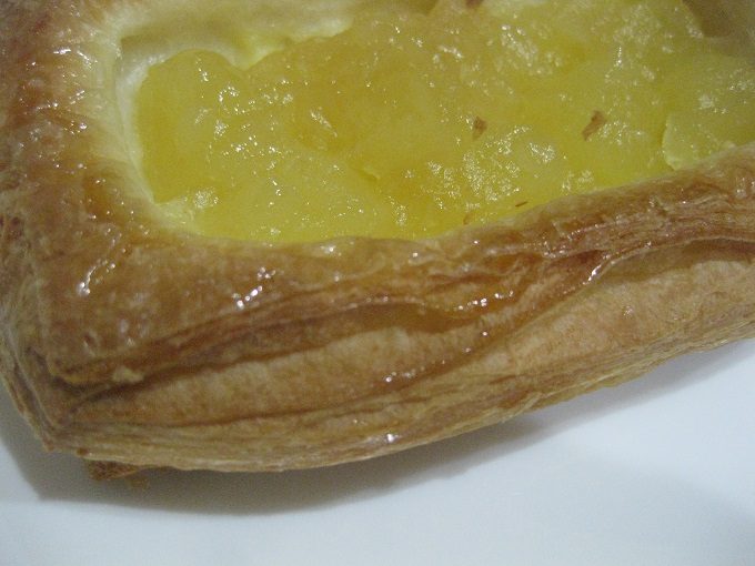 セブンイレブン ごろっとリンゴのデニッシュ_何層にも重なり合ったパイ部分、ふんわりと優しく焼きあがっていますよ。