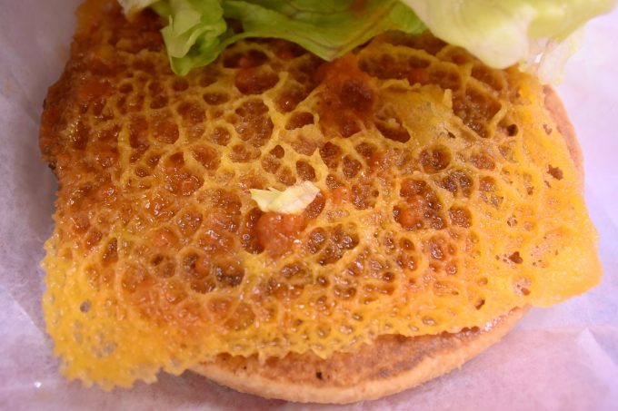 ファーストキッチン チーズチーズフォンデュバーガー_レタスの下にはこんなにステキなチェダーチーズが隠れていましたよ♪薄く広げられたチェダーチーズの表面は網目状になっていて、厚みもあります
