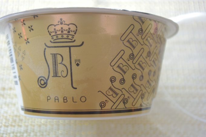赤城乳業 「ABLOアイス 黄金ブリュレチーズプリン_カップをくるりとまわすと、こーんなにかわいらしいPABLOのロゴがたくさん