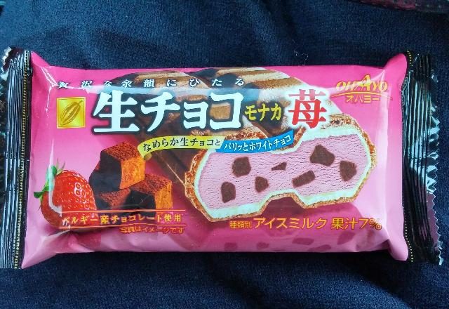オハヨー 生チョコモナカ苺_ファミリーマートのアイスコーナー中央にピンクのパッケージのモナカアイスが目を引きました。