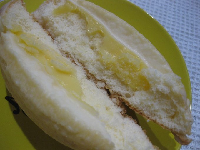 フジパン レモンケーキ 冬季限定_中央のカット部分には、たっぷりとレモンクリームが挟んでありますよ！瀬戸内産レモンを100%使用しています