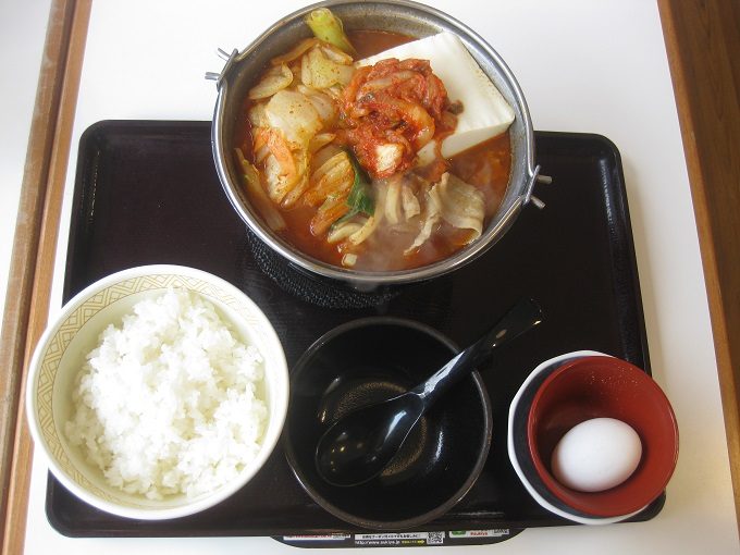 すき家 豚チゲ鍋定食_ご飯（並盛）、チゲ鍋、生卵のセットです