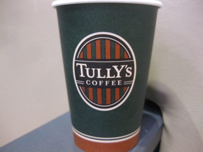 タリーズコーヒー タリーズスノーマンラテ_ドリンク、今日はカップ入りでの提供でした。タリーズのロゴデザイン、いつ見てもお洒落ですよね