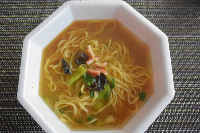 日清 日清ラ王PREMIUM フカヒレスープ味_。ほわわぁ～っと濃厚スープの香りが空腹を増進させます。