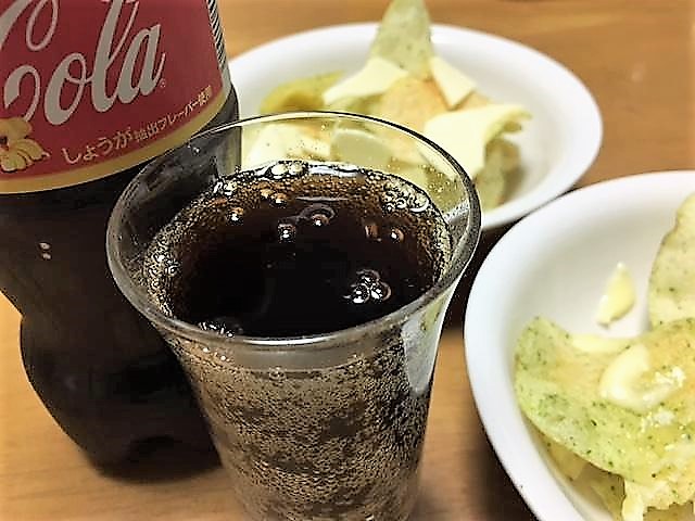 「コカ・コーラ ジンジャー」おやつの”ポテトチップスと一緒に楽しんでみます