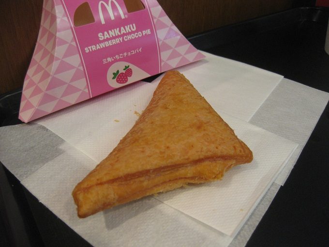マクドナルド 三角いちごチョコパイ パイ生地は、うっすらとピンク色で目にもかわいらしく、味も気になりますね～。