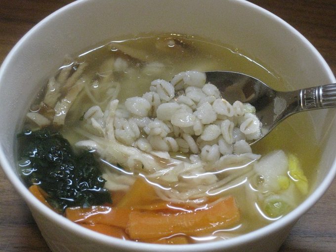 ファミリーマート「蒸し鶏と野菜の生姜雑穀スープ」