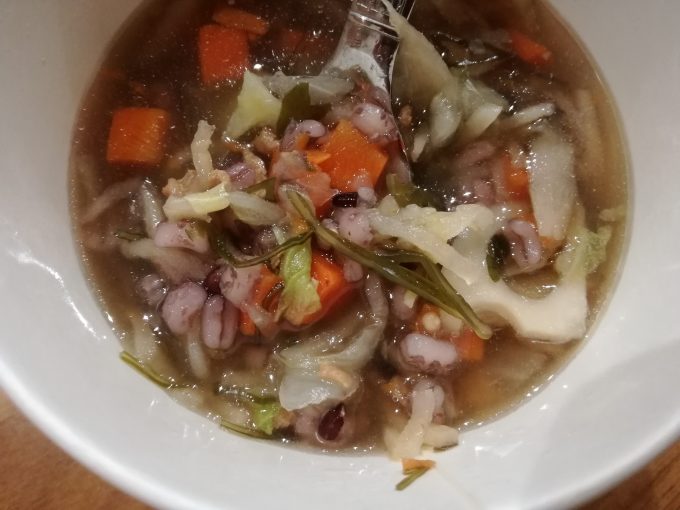 もぐもぐ食べる鍋風スープ。ローソン「根菜シャキシャキ！和風生姜スープ（五穀入）」
