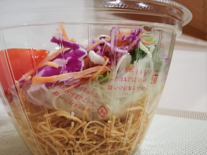 迫力のボリューム☆ポプラ「野菜1食分が摂れるパリパリ麺のサラダ」